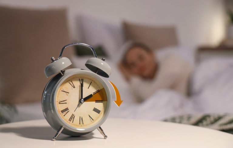 budík s naznačeným posunom na letný čas