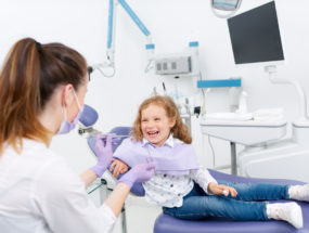 dieťa po ošetrení v zubnej ambulancii