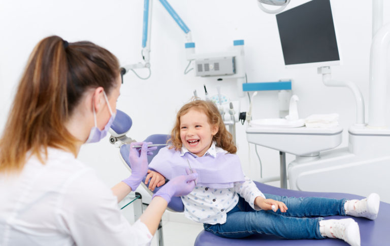 dieťa po ošetrení v zubnej ambulancii