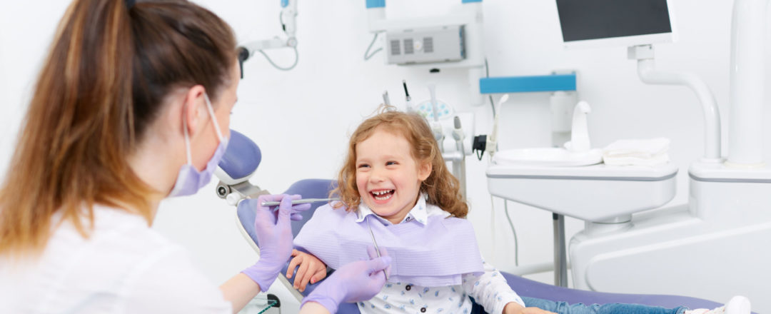 dieťa po ošetrení v zubnej ambulancii