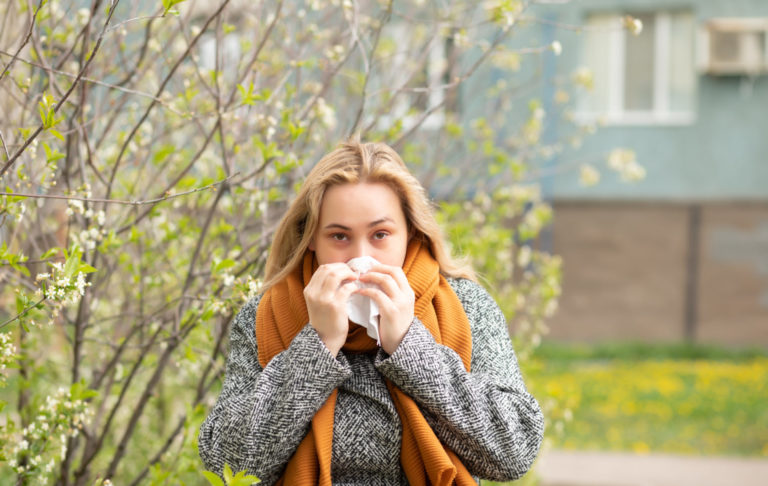 mladá žena s alergickou reakciou