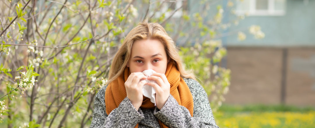 mladá žena s alergickou reakciou