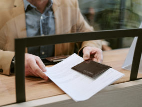 muž v klientskom centre vybavuje cestovný doklad