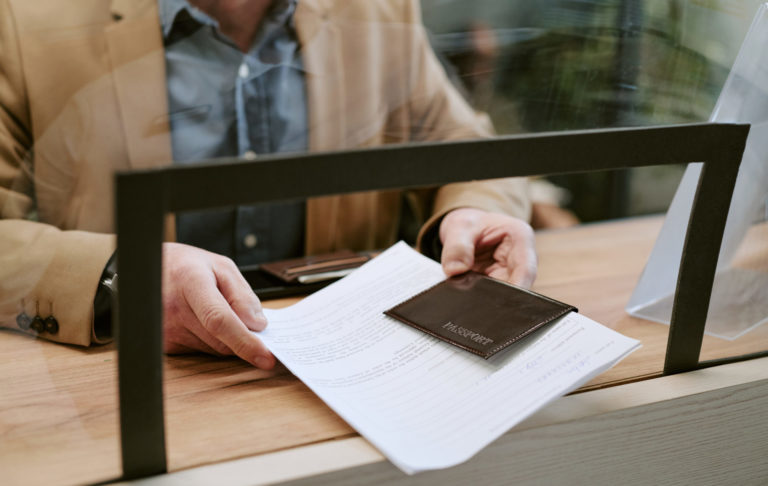 muž v klientskom centre vybavuje cestovný doklad