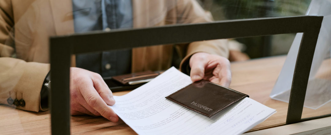 muž v klientskom centre vybavuje cestovný doklad