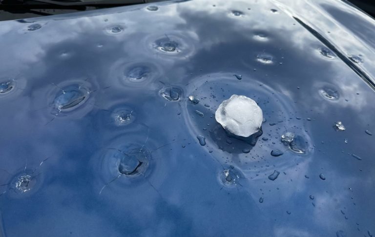 Auto poškodené silným krupobitím