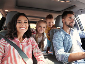 Štvorčlenná rodina na výlete autom