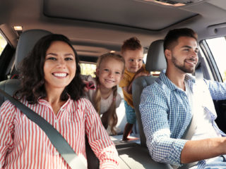 Štvorčlenná rodina na výlete autom