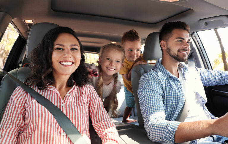 Štvorčlenná rodina na výlete autom