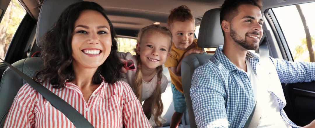 Štvorčlenná rodina na výlete autom