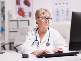 lekárka predpisuje e-recept