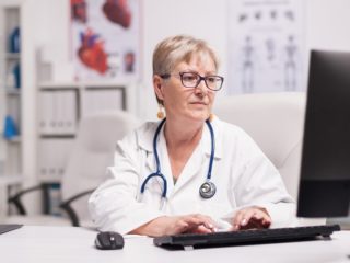 lekárka predpisuje e-recept