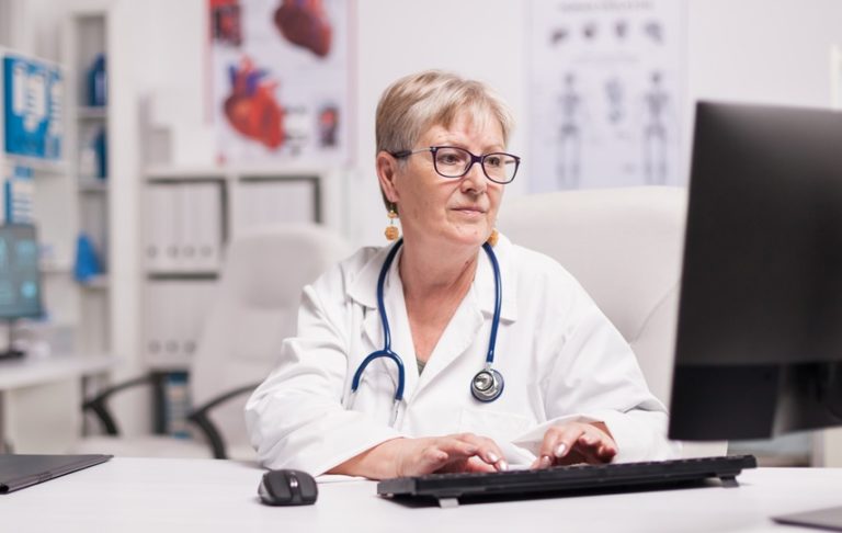 lekárka predpisuje e-recept