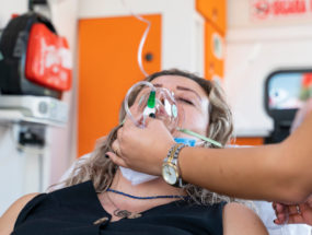lekárka ošetruje ženu s podozrením na infarkt myokardu