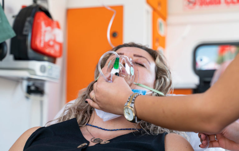 lekárka ošetruje ženu s podozrením na infarkt myokardu