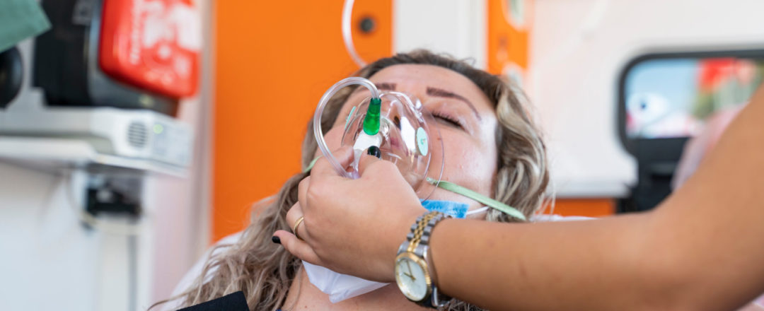 lekárka ošetruje ženu s podozrením na infarkt myokardu