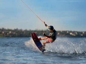 wakeboardista na jazere