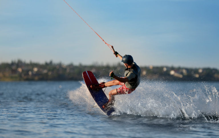 wakeboardista na jazere