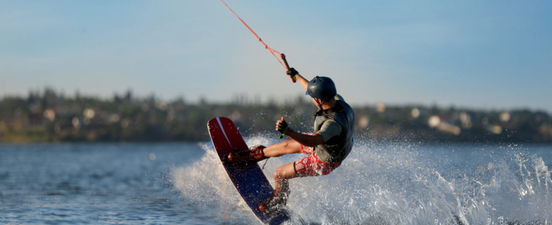 wakeboardista na jazere