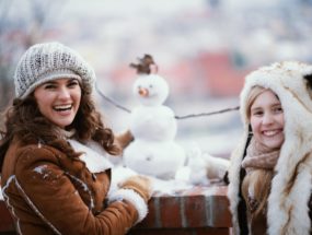 mamas dcérou na zimnej prechádzke