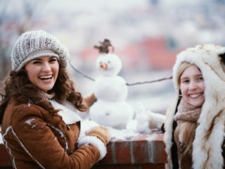 mamas dcérou na zimnej prechádzke