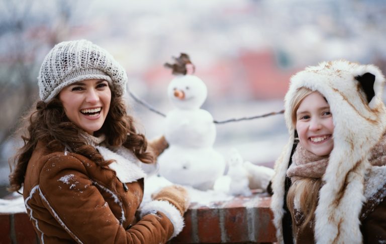 mamas dcérou na zimnej prechádzke