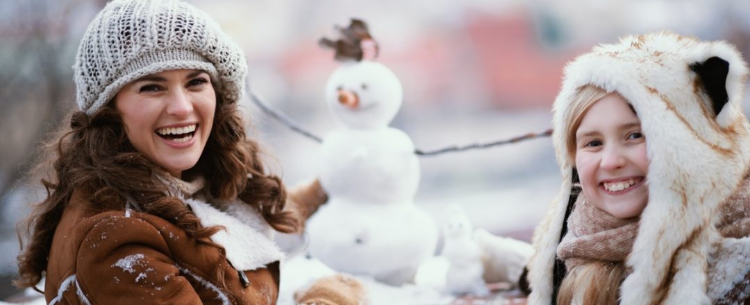 mamas dcérou na zimnej prechádzke