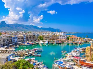 mestečko Kyrenia na Cypre
