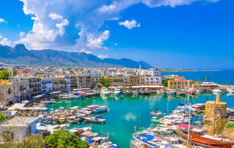 mestečko Kyrenia na Cypre