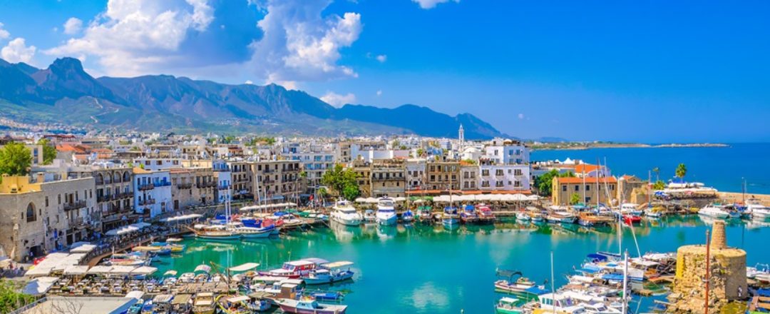 mestečko Kyrenia na Cypre