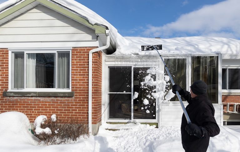 tiaž snehu môže poškodiť dom