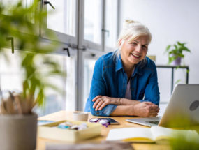 zamestnankyňa v zrelom veku