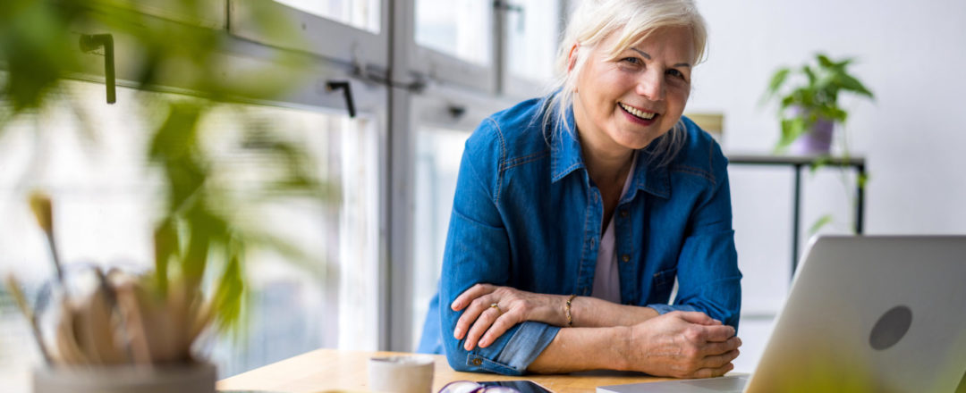 zamestnankyňa v zrelom veku