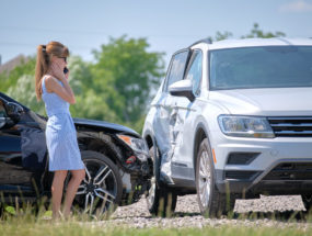 Mladá žena kontaktuje políciu po dopravnej nehode