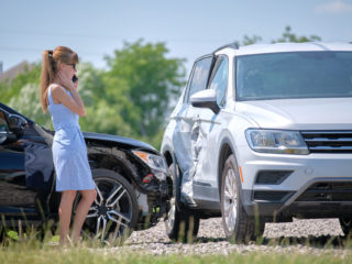 Mladá žena kontaktuje políciu po dopravnej nehode