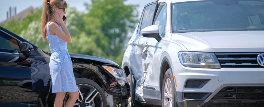 Mladá žena kontaktuje políciu po dopravnej nehode