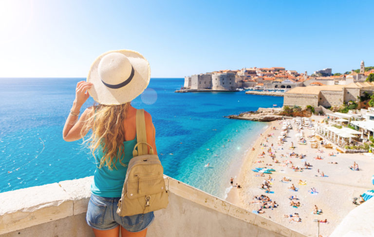 žena pri mori v Chorvátsku