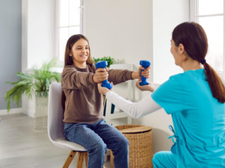 Dievča absolvuje rehabilitáciu s fyzioterapeutkou