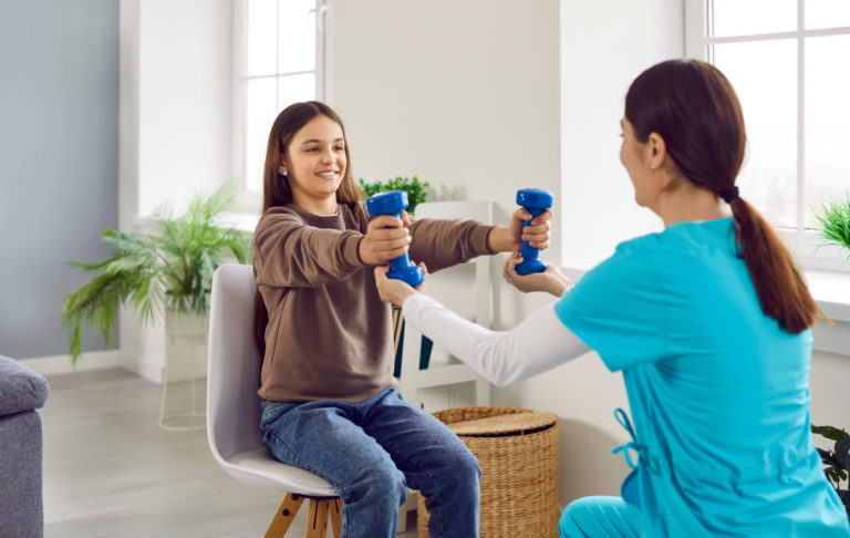 Dievča absolvuje rehabilitáciu s fyzioterapeutkou