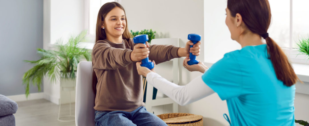 Dievča absolvuje rehabilitáciu s fyzioterapeutkou