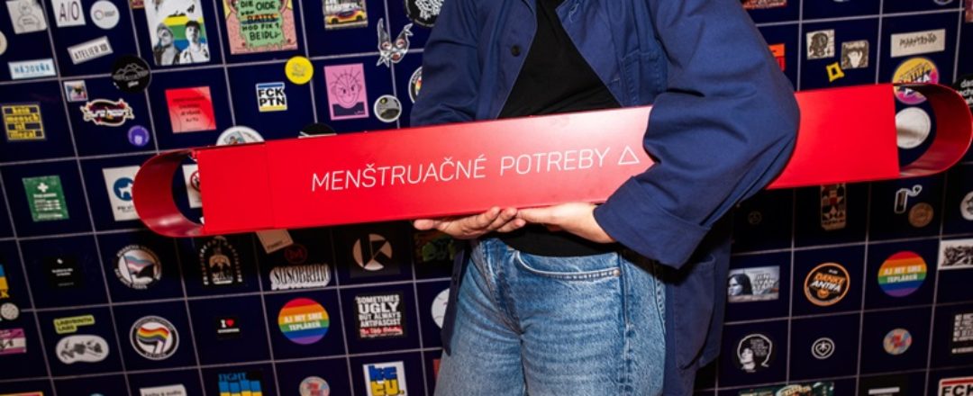 pomáhame budovať menštruačné skrinky na Slovensku