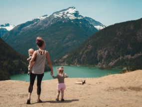 Mama s dvoma detmi sa pozera na jazero, Zdroj: pexels.com