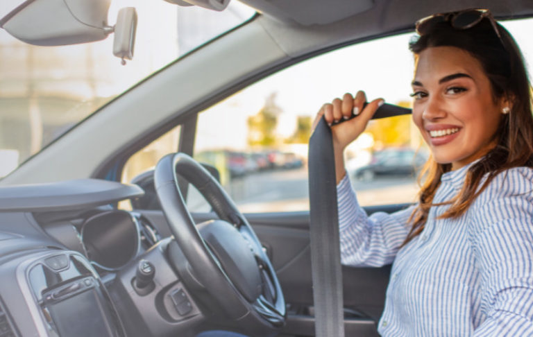 auto bezpečnostné pásy žena