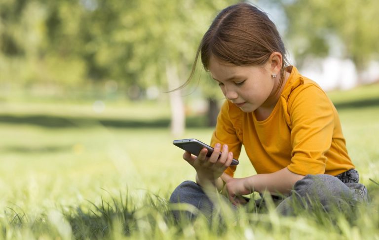 používanie smartfónov a tabletov deťmi