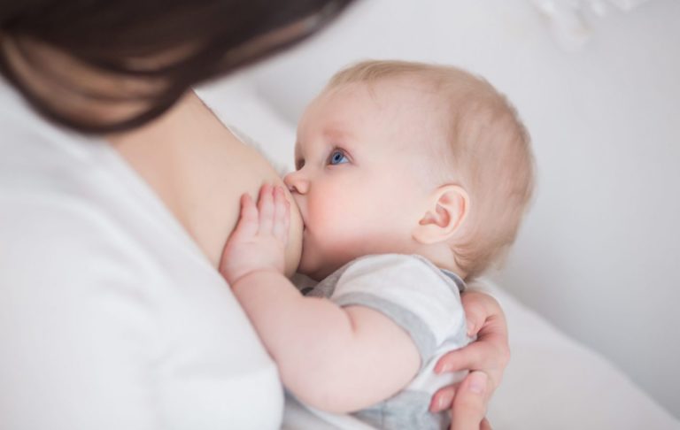 mother breast feeding and hugging baby dojcenie je zaklad pre zdravie