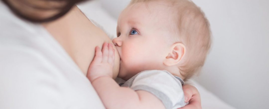 mother breast feeding and hugging baby dojcenie je zaklad pre zdravie