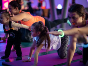 Mamy a dcéry cvičiace na Just Neon Yoga by Promama