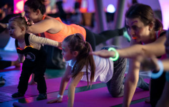 Mamy a dcéry cvičiace na Just Neon Yoga by Promama