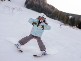 školáčka na lyžovačke cez jarné prázdniny