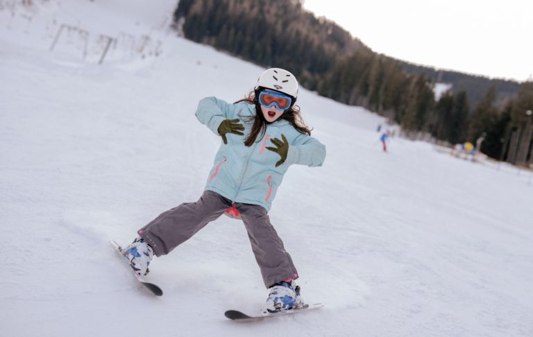 školáčka na lyžovačke cez jarné prázdniny
